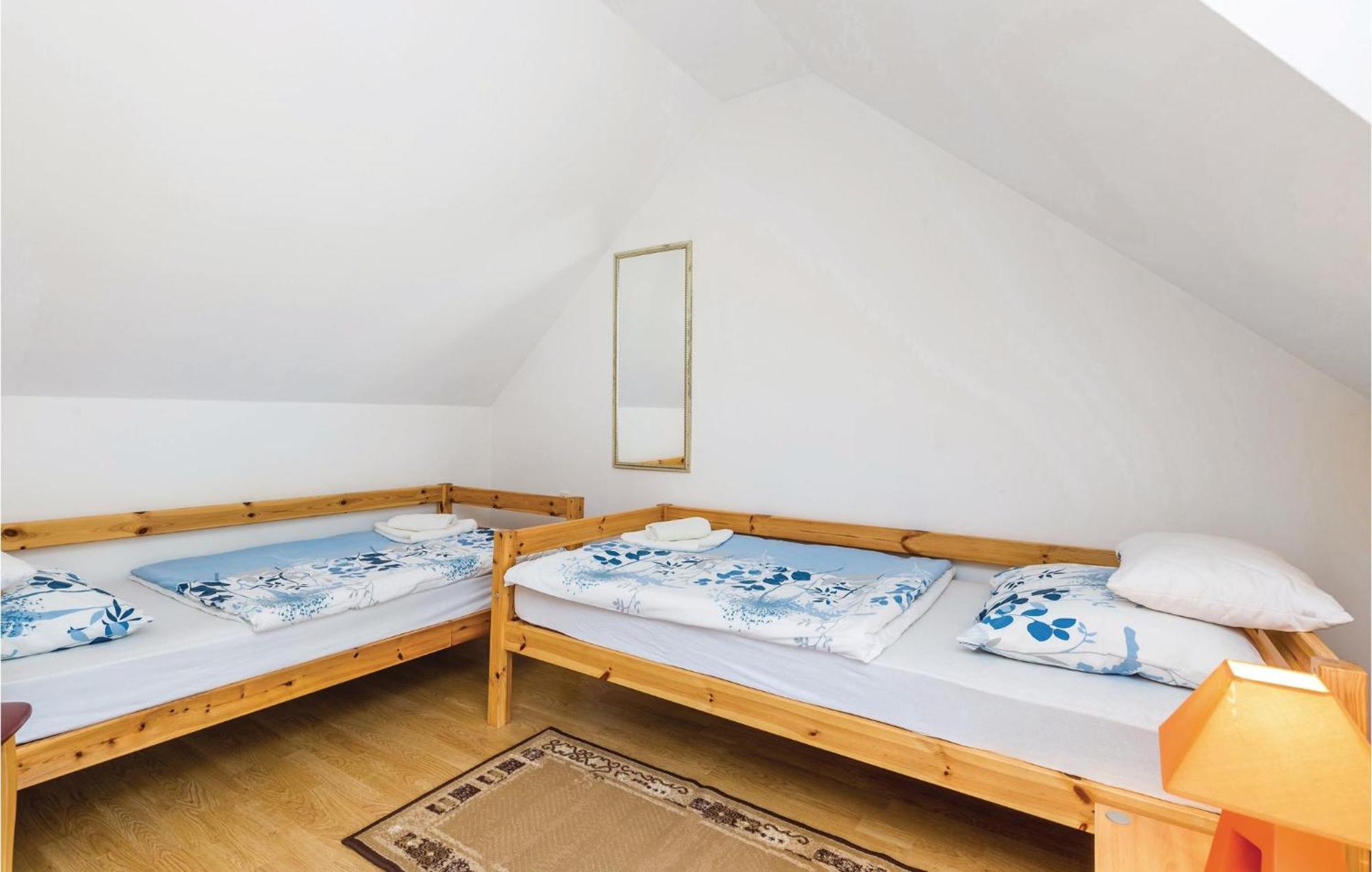 2 Bedroom Cozy Home In Licko Lesce Exterior foto