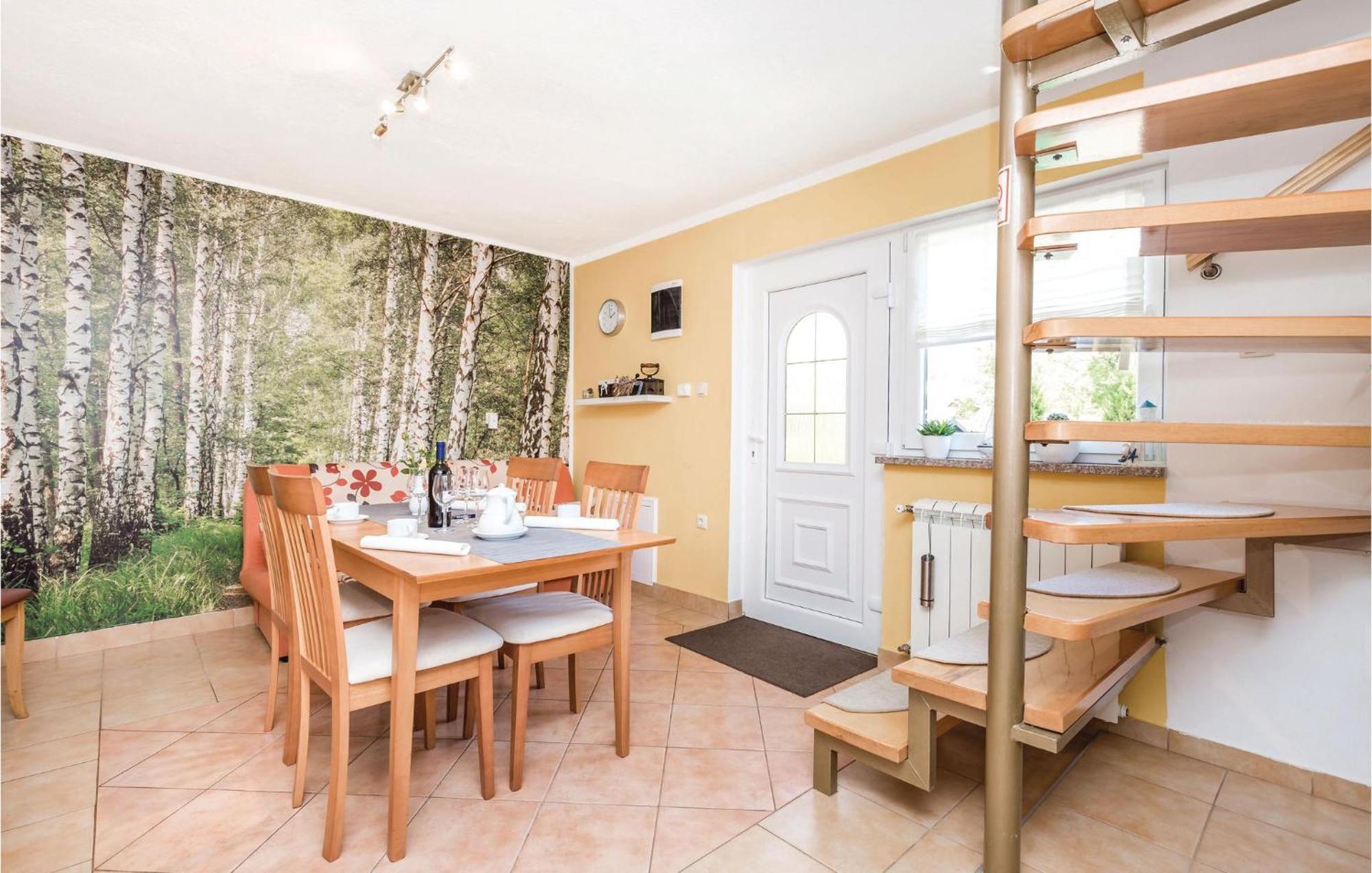 2 Bedroom Cozy Home In Licko Lesce Exterior foto