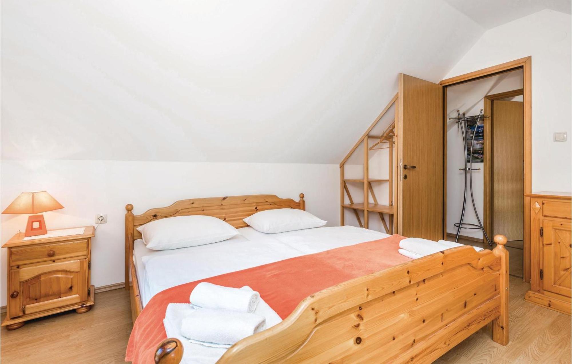 2 Bedroom Cozy Home In Licko Lesce Exterior foto
