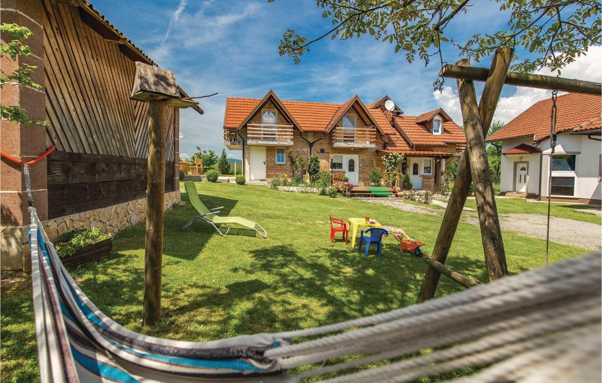 2 Bedroom Cozy Home In Licko Lesce Exterior foto